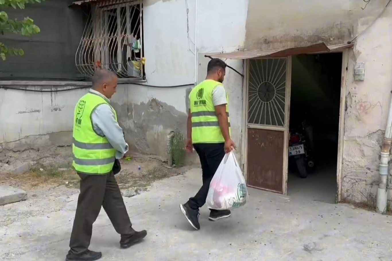 Umut Kervanı Tarsus'ta muhtaç ailelere gıda yardımında bulundu