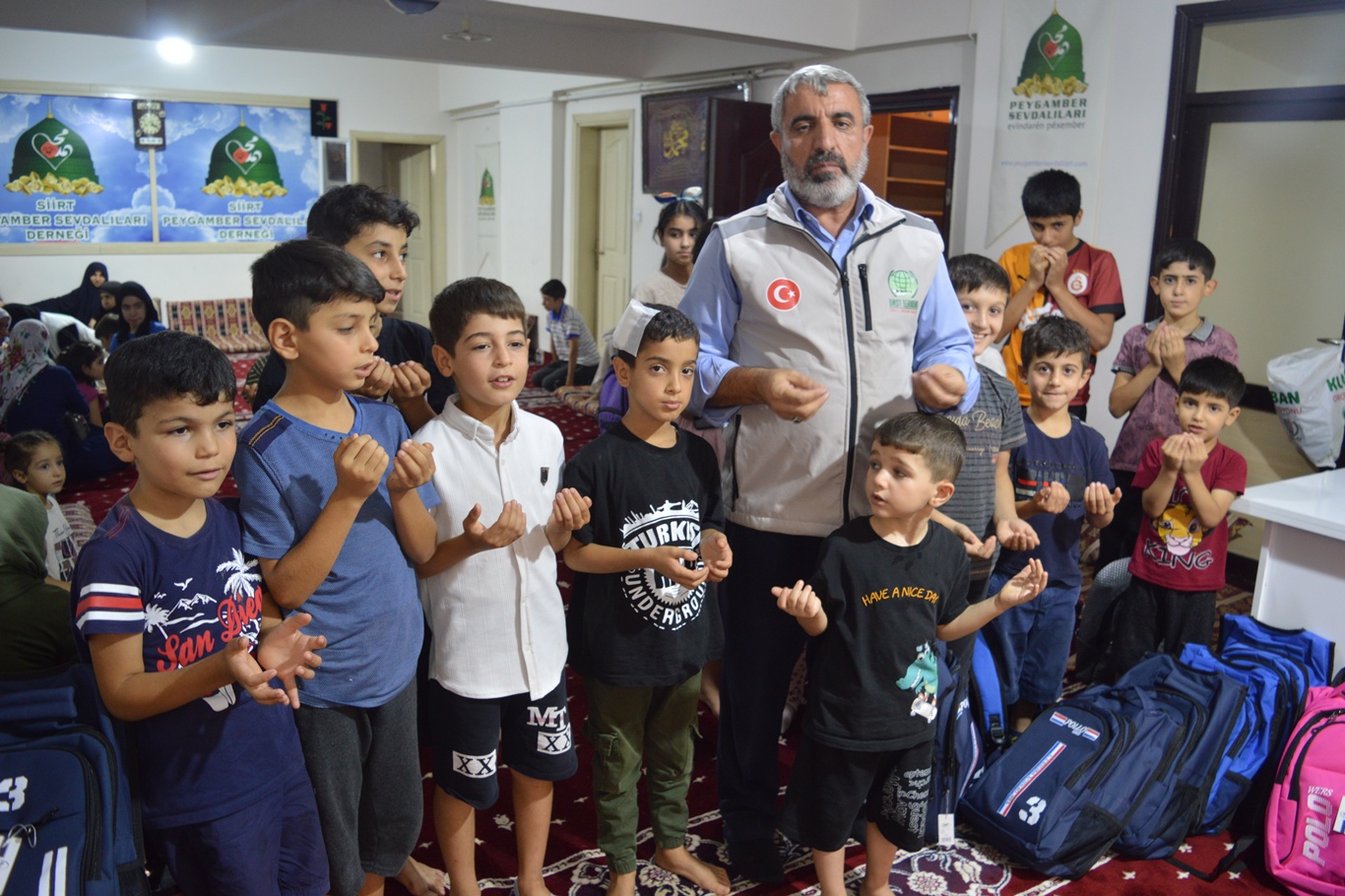 Umut Kervanı’ndan Mevlid-i Nebi dolayısıyla ihtiyaç sahibi çocuklara kırtasiye yardımı