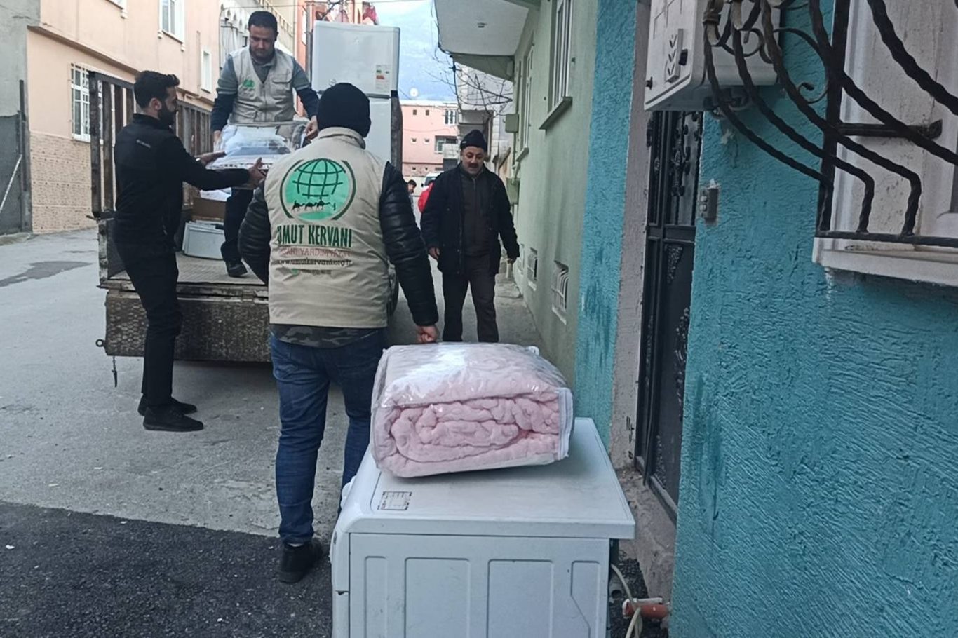 Mersin'de kız çocuğu, kumbarasını Filistin'e bağışladı galeri görseli 3