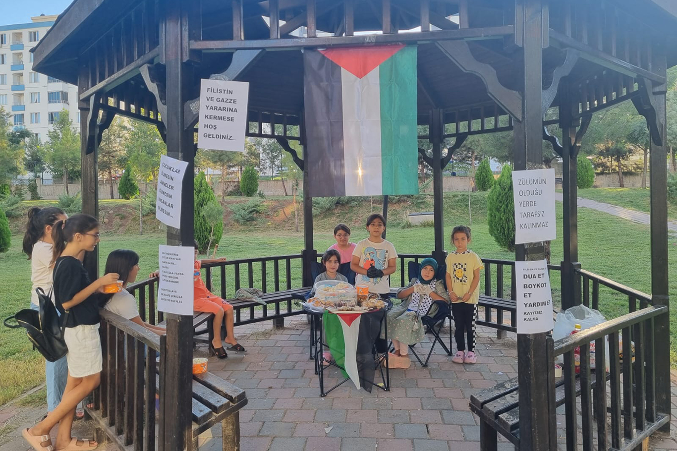 Minik yüreklerden Gazze'ye umut kermesi
