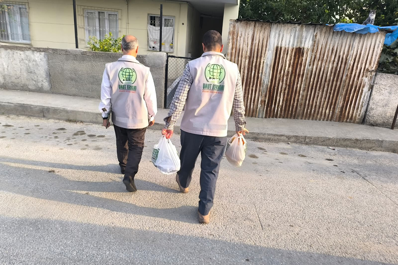 Tarsus Umut Kervanı ihtiyaç sahiplerine yardım dağıtımı