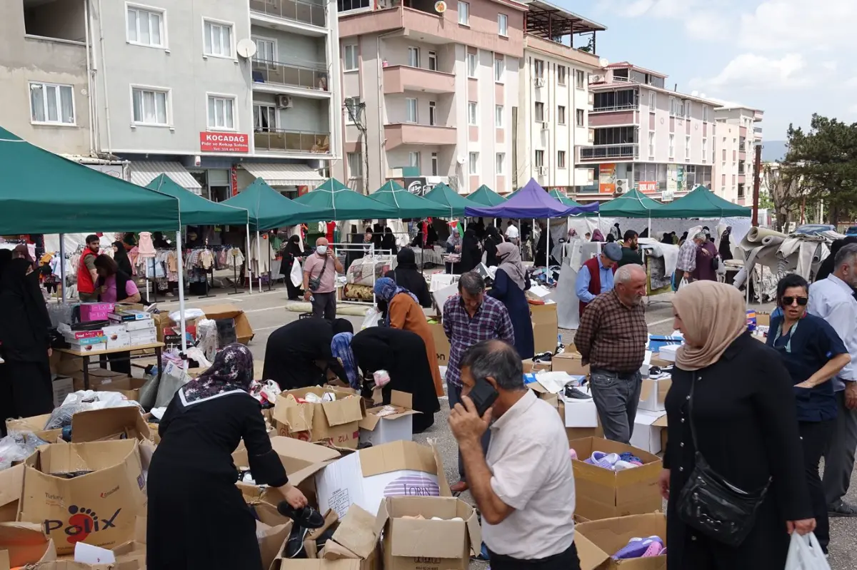 Umut Kervanının bayram öncesi açtığı yardım kermesine yoğun ilgi galeri görseli 3
