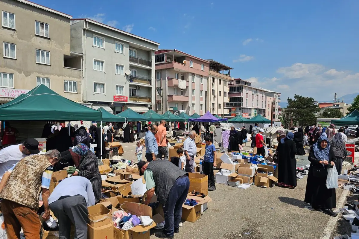 Umut Kervanının bayram öncesi açtığı yardım kermesine yoğun ilgi galeri görseli 8