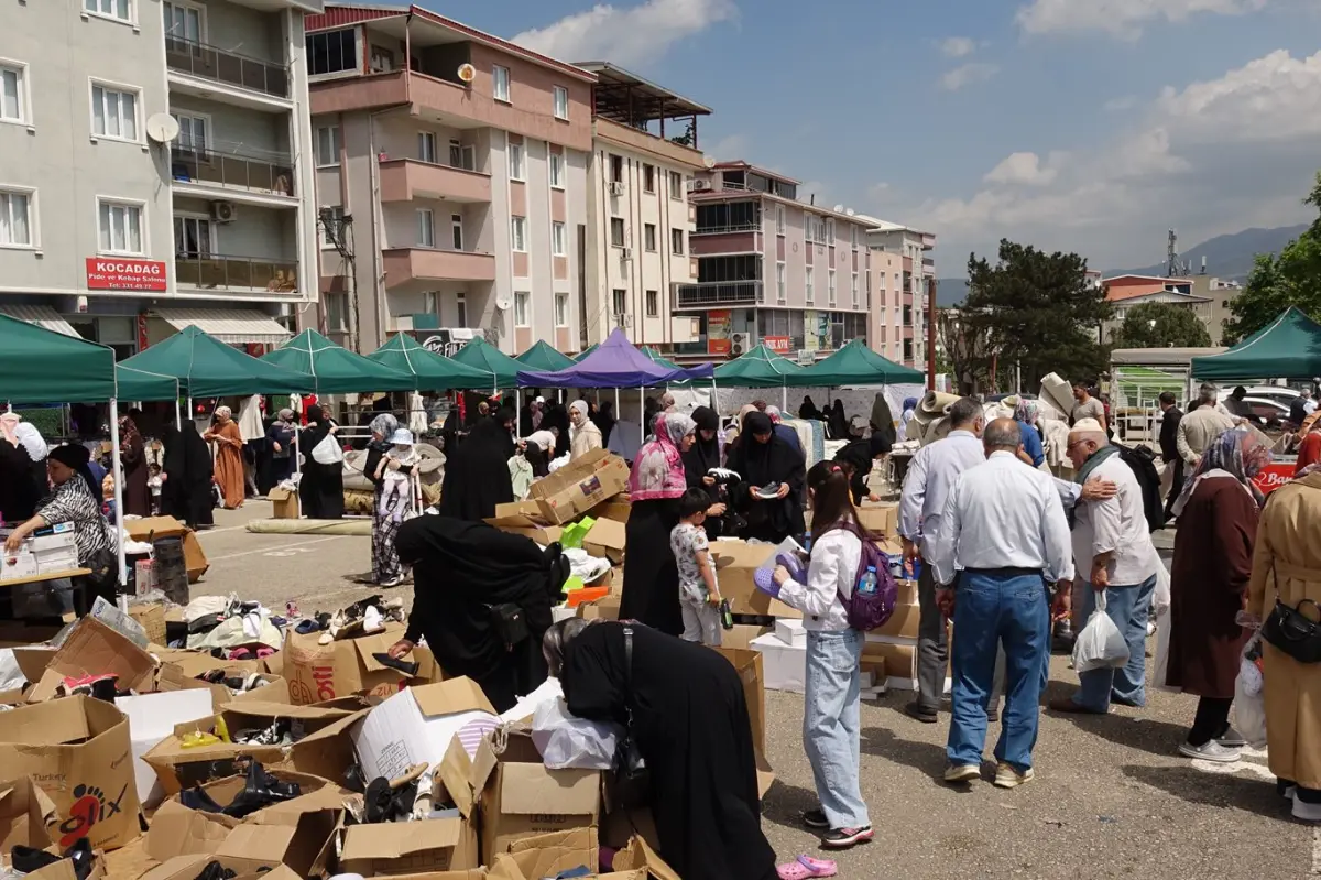 Umut Kervanının bayram öncesi açtığı yardım kermesine yoğun ilgi galeri görseli 4