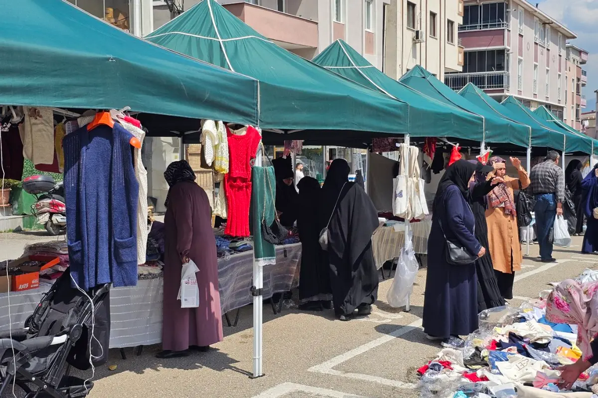 Umut Kervanının bayram öncesi açtığı yardım kermesine yoğun ilgi galeri görseli 2
