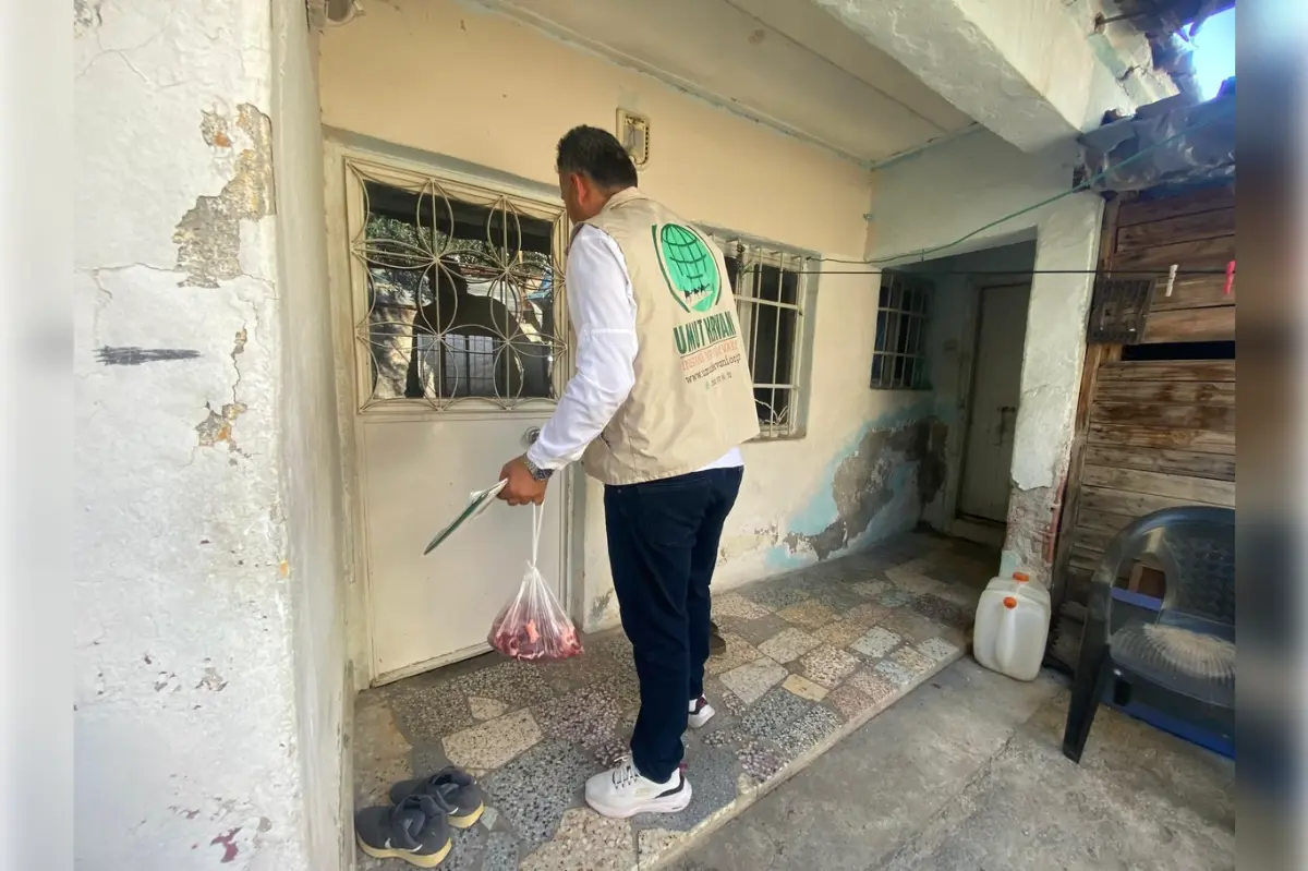 İzmir Umut Kervanı yüzlerce aileye kurban eti ulaştırdı galeri görseli 2