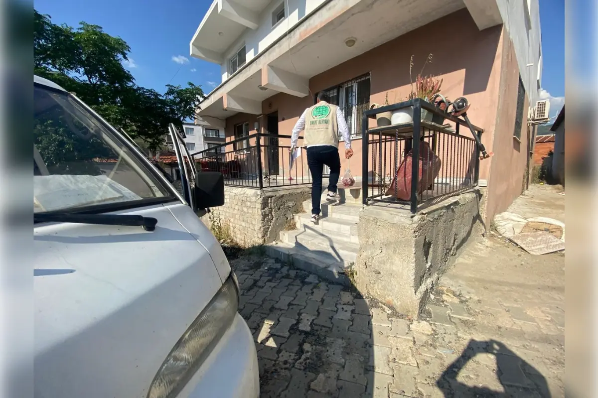 İzmir Umut Kervanı yüzlerce aileye kurban eti ulaştırdı galeri görseli 3