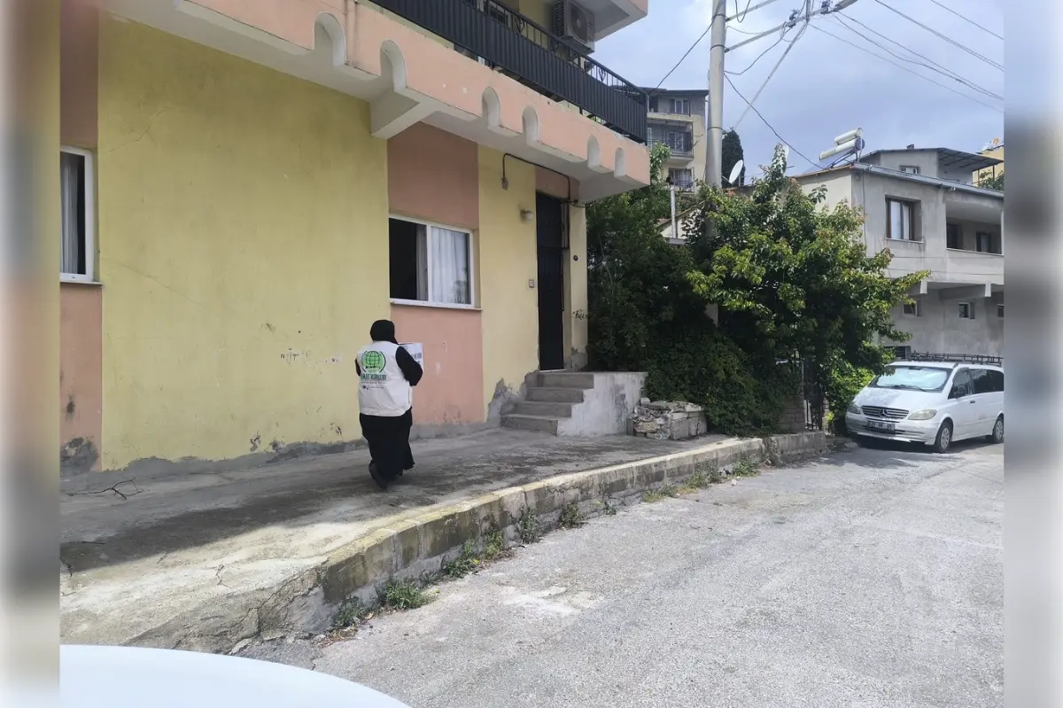 İzmir Umut Kervanından ihtiyaç sahibi ailelere gıda desteği galeri görseli 1