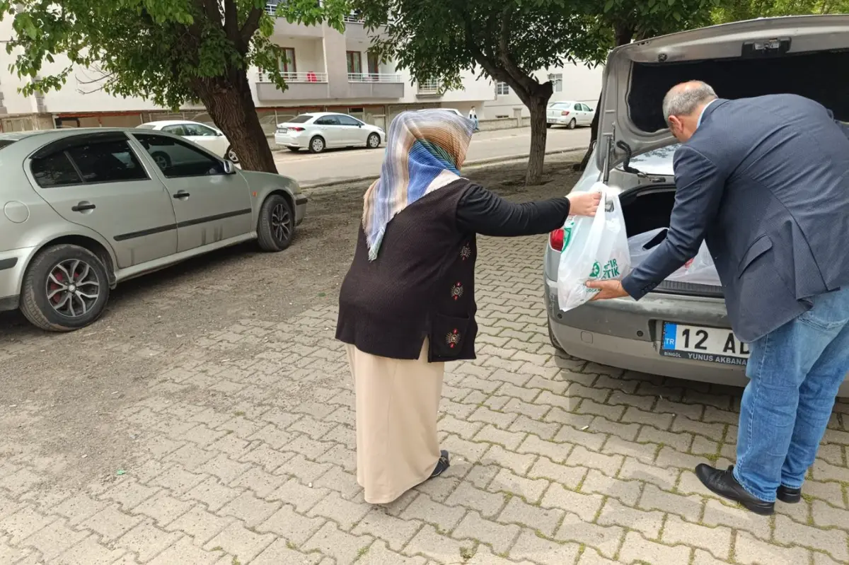 Bingöl Umut Kervanı binlerce aileye kurban eti dağıttı galeri görseli 3