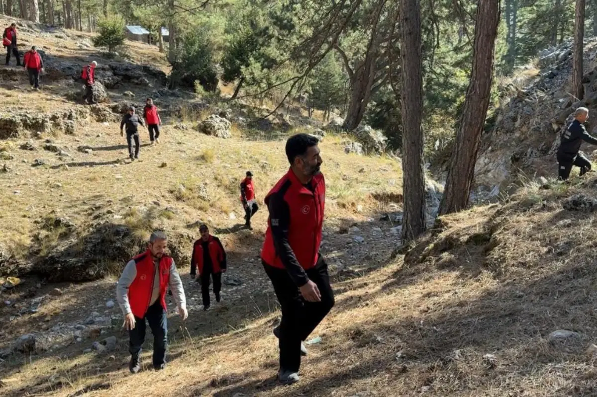 Adana Umut Kervanı Arama Kurtarma ekibi ormanda tatbikat yaptı galeri görseli 3