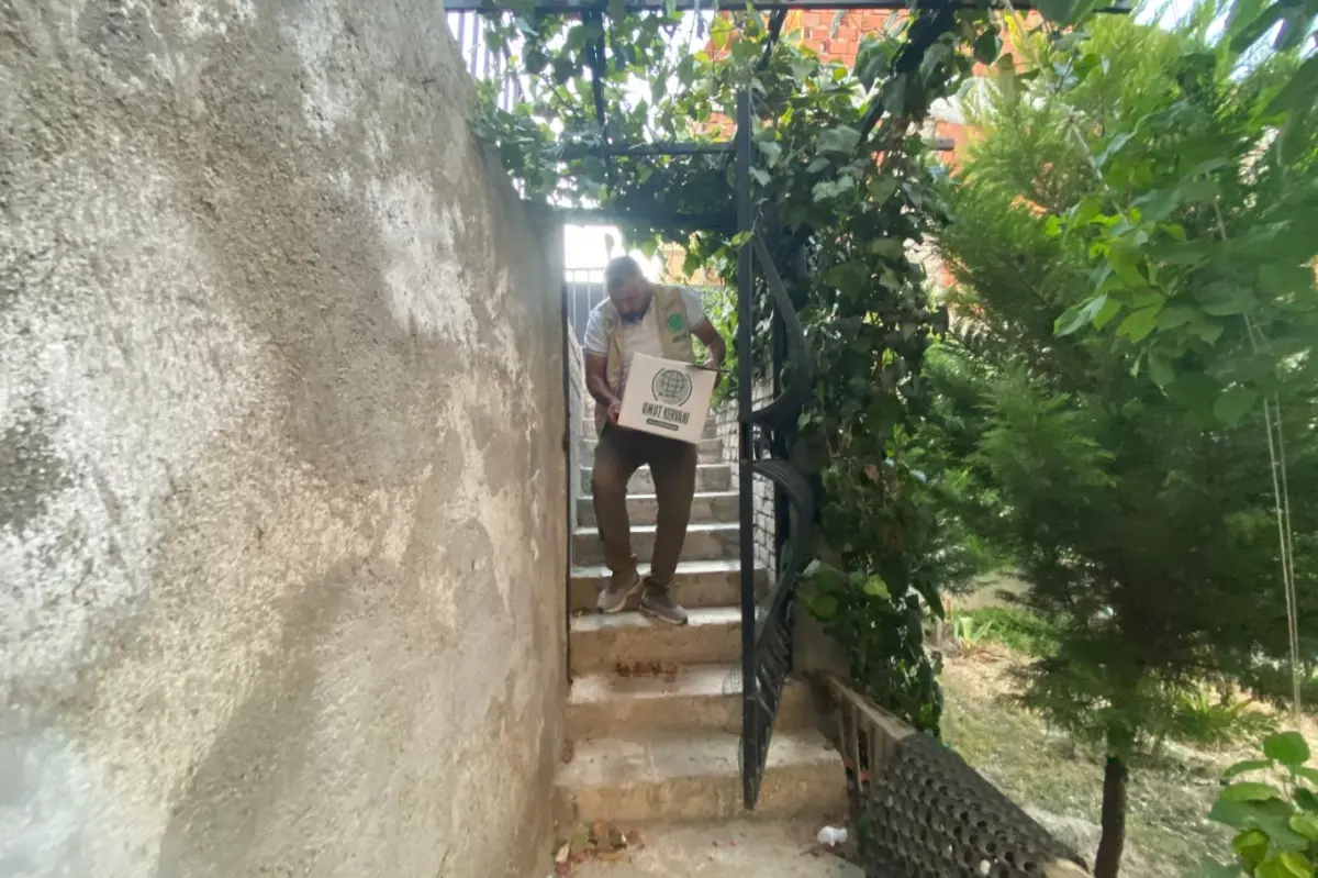 İzmir Umut Kervanı onlarca aileye gıda yardımında bulundu galeri görseli 4