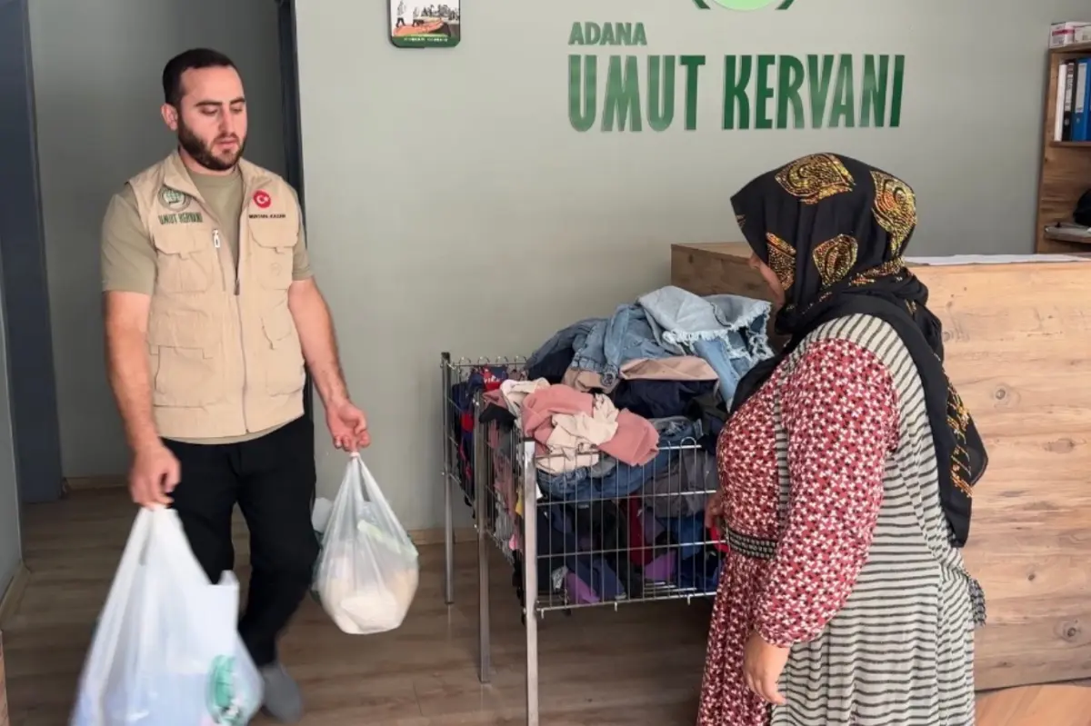 Umut Kervanı Adana'da ihtiyaç sahiplerine gıda ve giyim yardımlarını sürdürdü galeri görseli 1