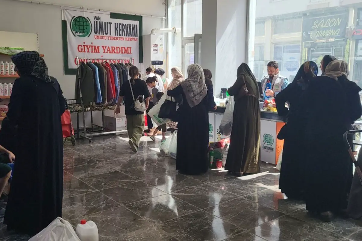 Van'da Umut Kervanı'ndan ihtiyaç sahibi ailelere yardım galeri görseli 1