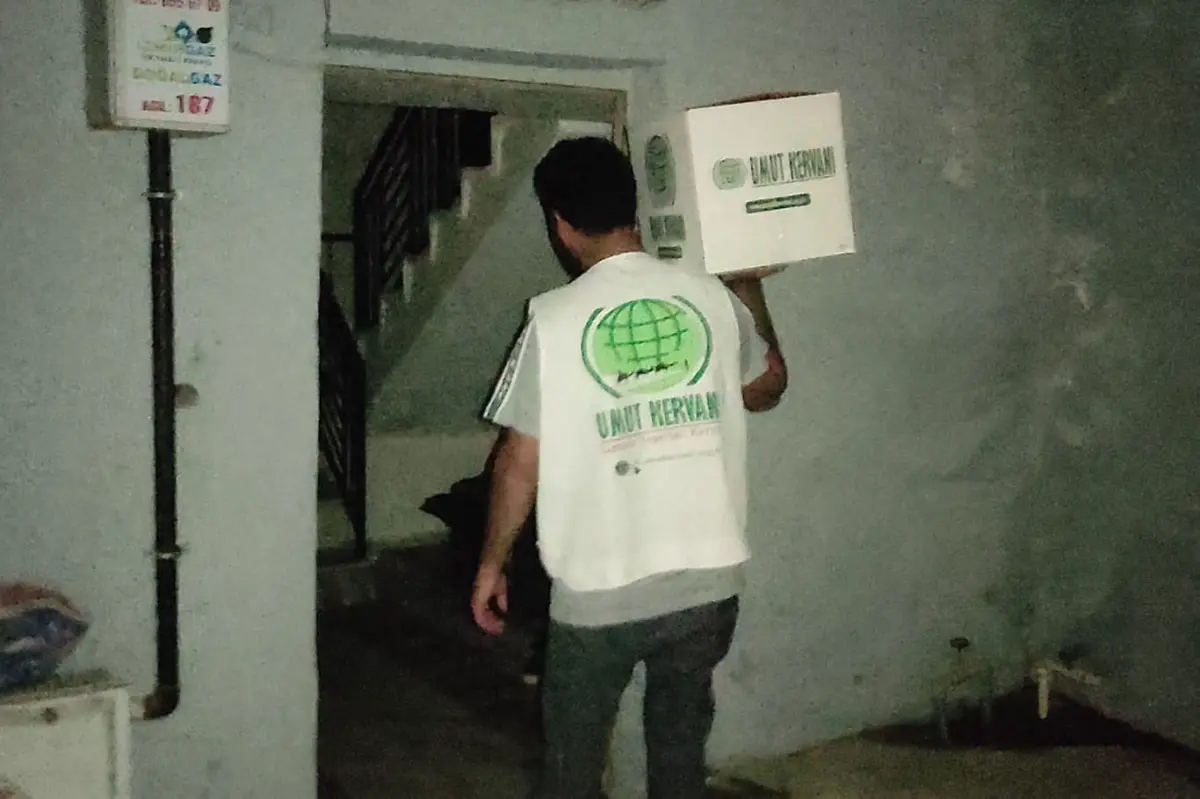 İzmir Umut Kervanı onlarca aileye gıda yardımında bulundu galeri görseli 4
