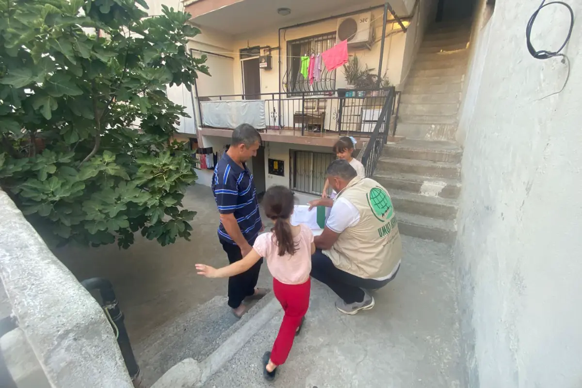İzmir Umut Kervanı onlarca aileye gıda yardımında bulundu galeri görseli 2