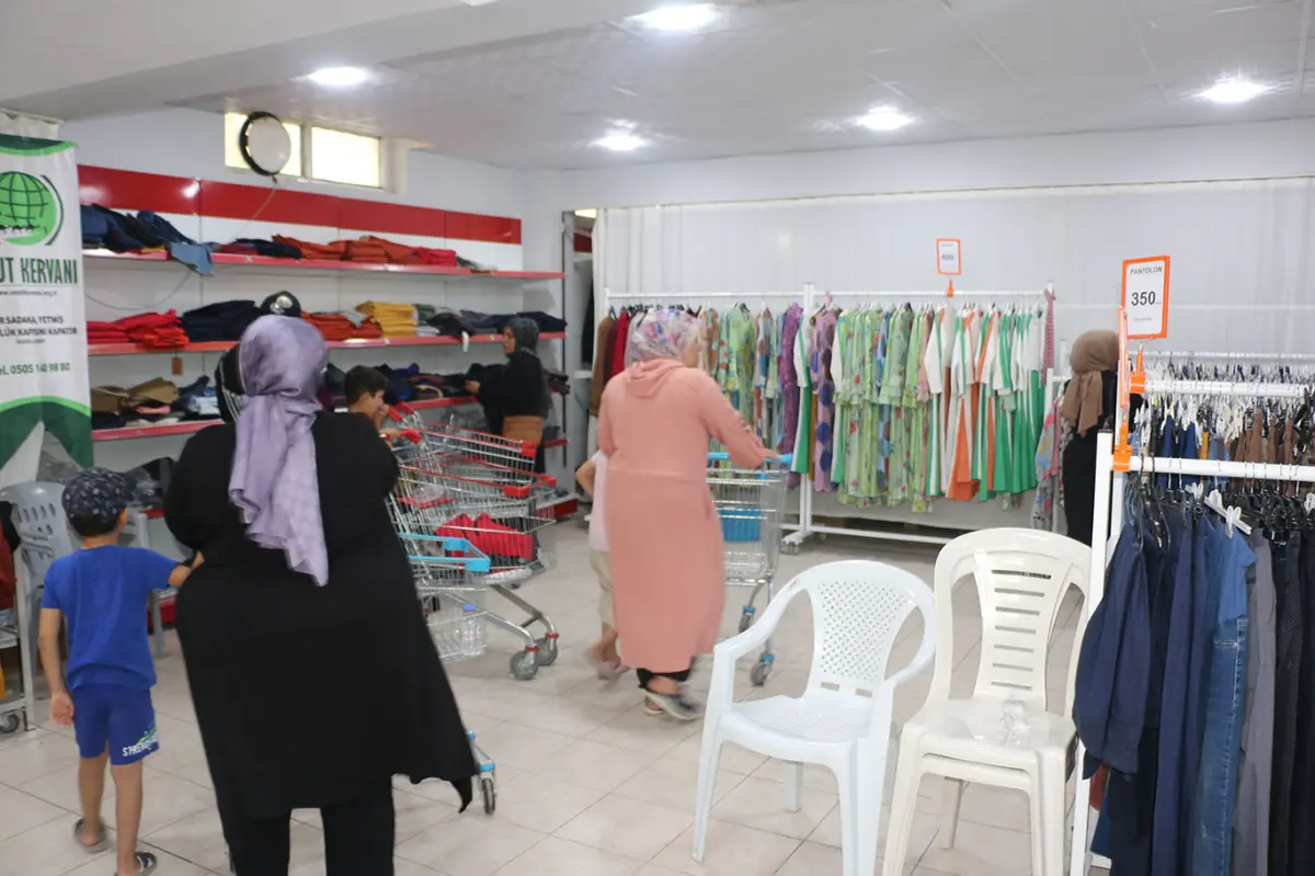 Şanlıurfa'da yüzlerce aileye yazlık giyim yardımı galeri görseli 1