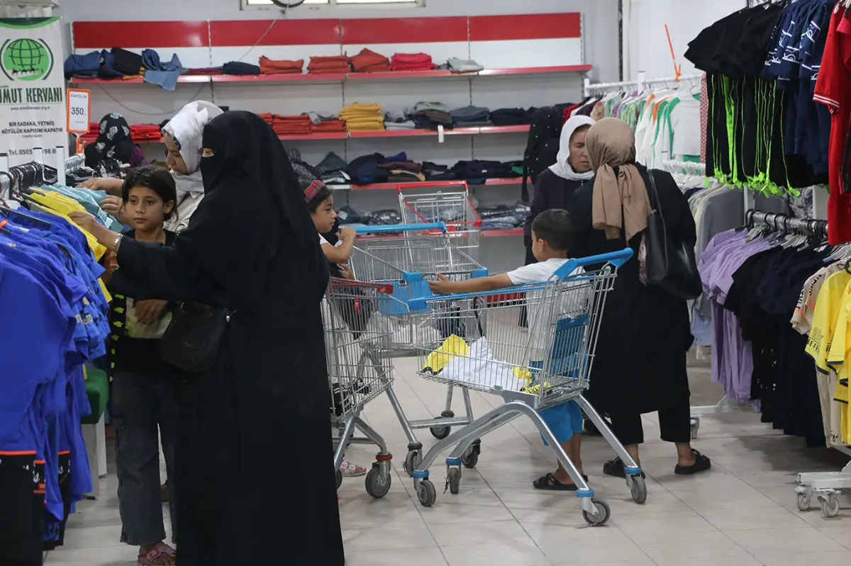 Şanlıurfa'da yüzlerce aileye yazlık giyim yardımı galeri görseli 3