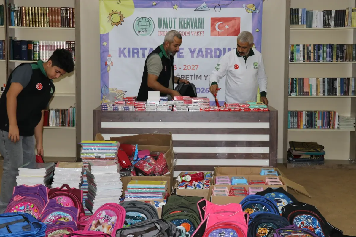 Ankara Umut Kervanından onlarca öğrenciye kırtasiye desteği galeri görseli 1