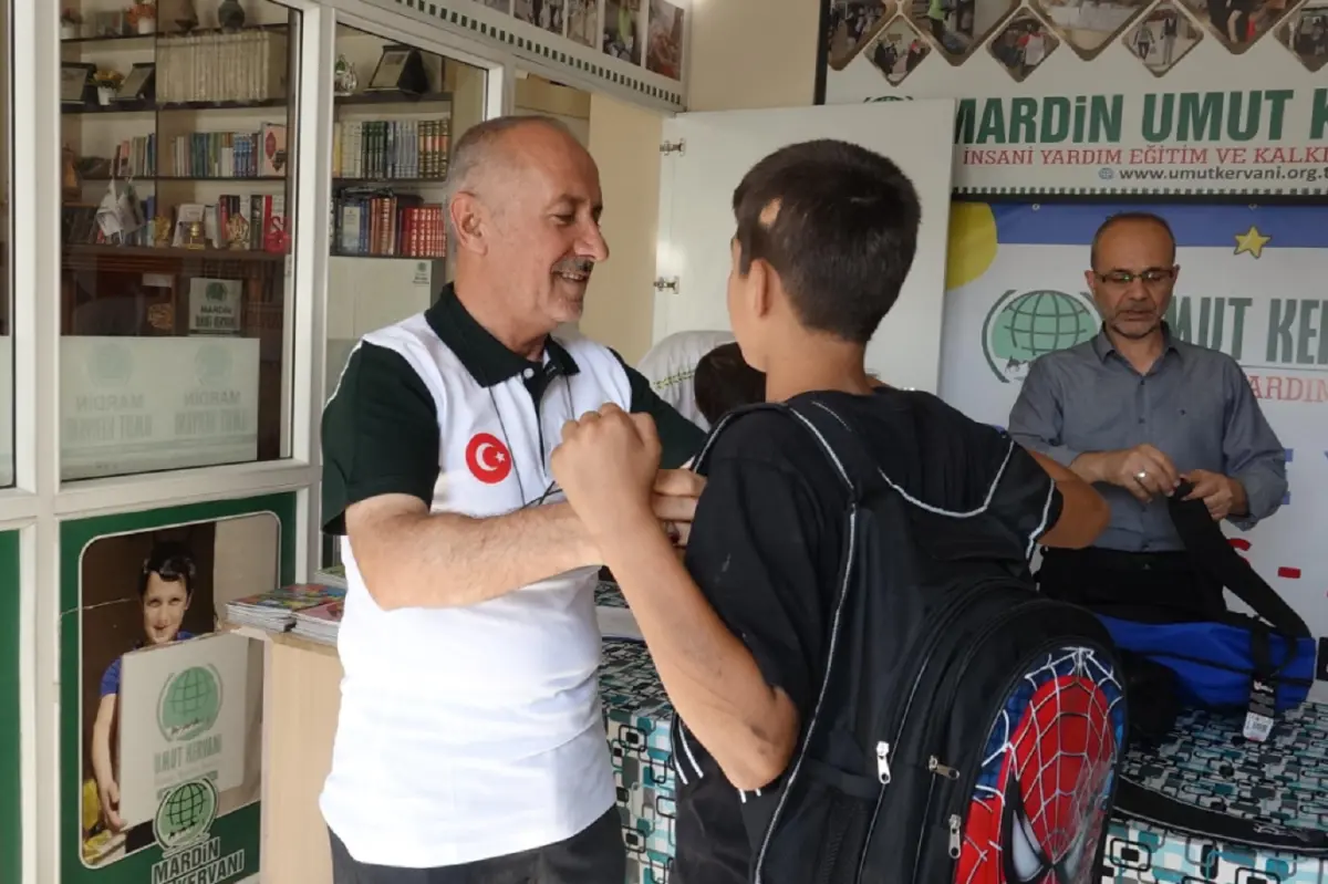Umut Kervanından Mardin'de onlarca aileye kırtasiye yardımı galeri görseli 2
