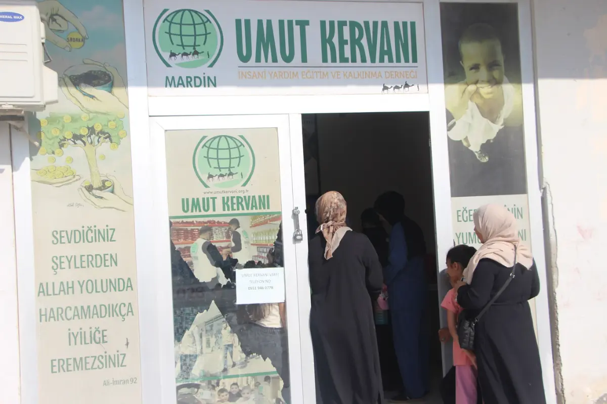 Umut Kervanından Mardin'de onlarca aileye kırtasiye yardımı galeri görseli 1