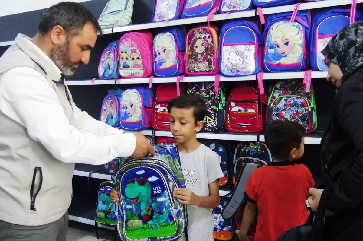 Umut Kervanından Malatya'daki öğrencilere kırtasiye yardımı