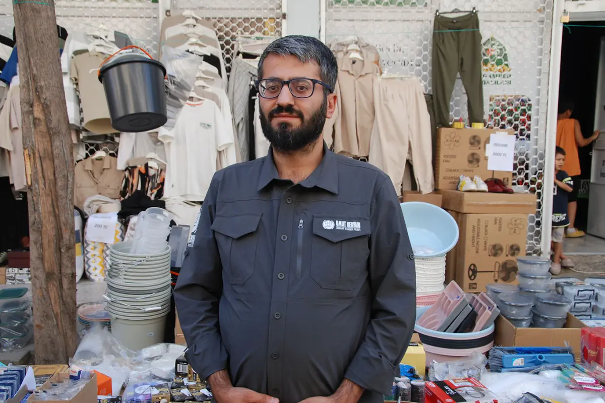 İzmir Umut Kervanı, ihtiyaç sahibi ve yetim aileler yararına kermes düzenledi galeri görseli 9