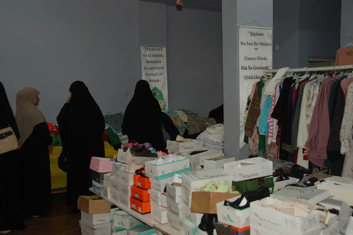 İzmir Umut Kervanı, ihtiyaç sahibi ve yetim aileler yararına kermes düzenledi galeri görseli 4