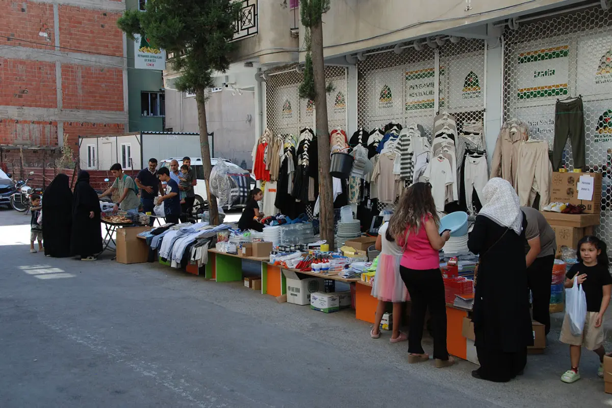 İzmir Umut Kervanı, ihtiyaç sahibi ve yetim aileler yararına kermes düzenledi galeri görseli 14