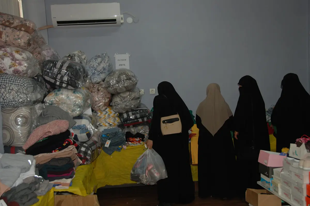 İzmir Umut Kervanı, ihtiyaç sahibi ve yetim aileler yararına kermes düzenledi galeri görseli 10