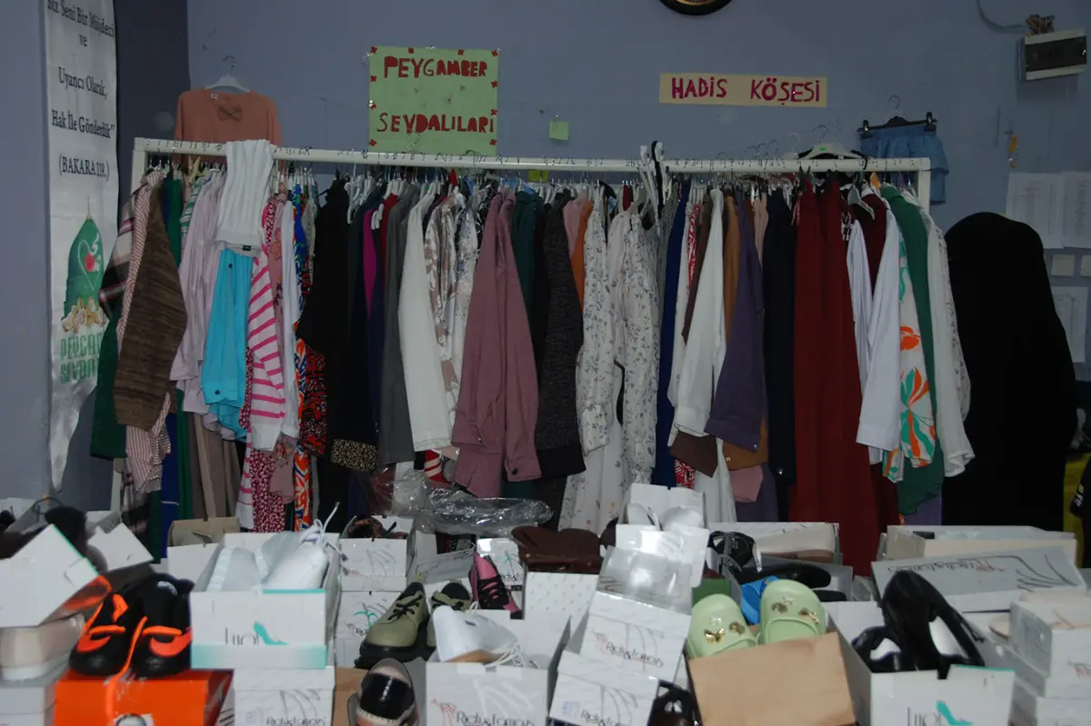 İzmir Umut Kervanı, ihtiyaç sahibi ve yetim aileler yararına kermes düzenledi galeri görseli 2