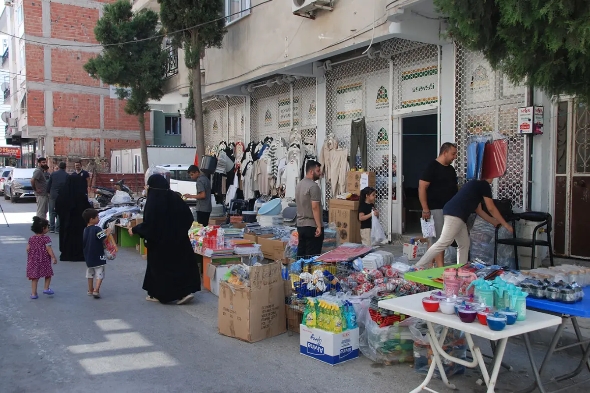 İzmir Umut Kervanı, ihtiyaç sahibi ve yetim aileler yararına kermes düzenledi galeri görseli 6