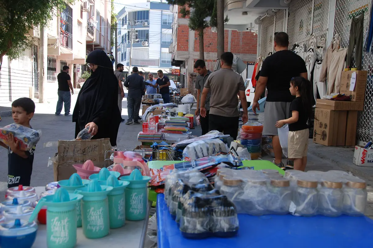 İzmir Umut Kervanı, ihtiyaç sahibi ve yetim aileler yararına kermes düzenledi galeri görseli 15
