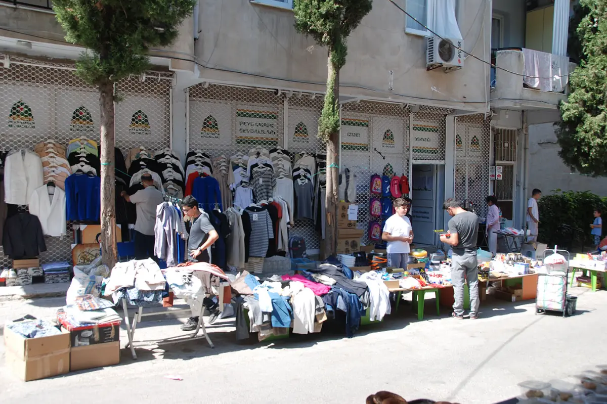 İzmir Umut Kervanı'ndan ihtiyaç sahipleri yararına kermes galeri görseli 4