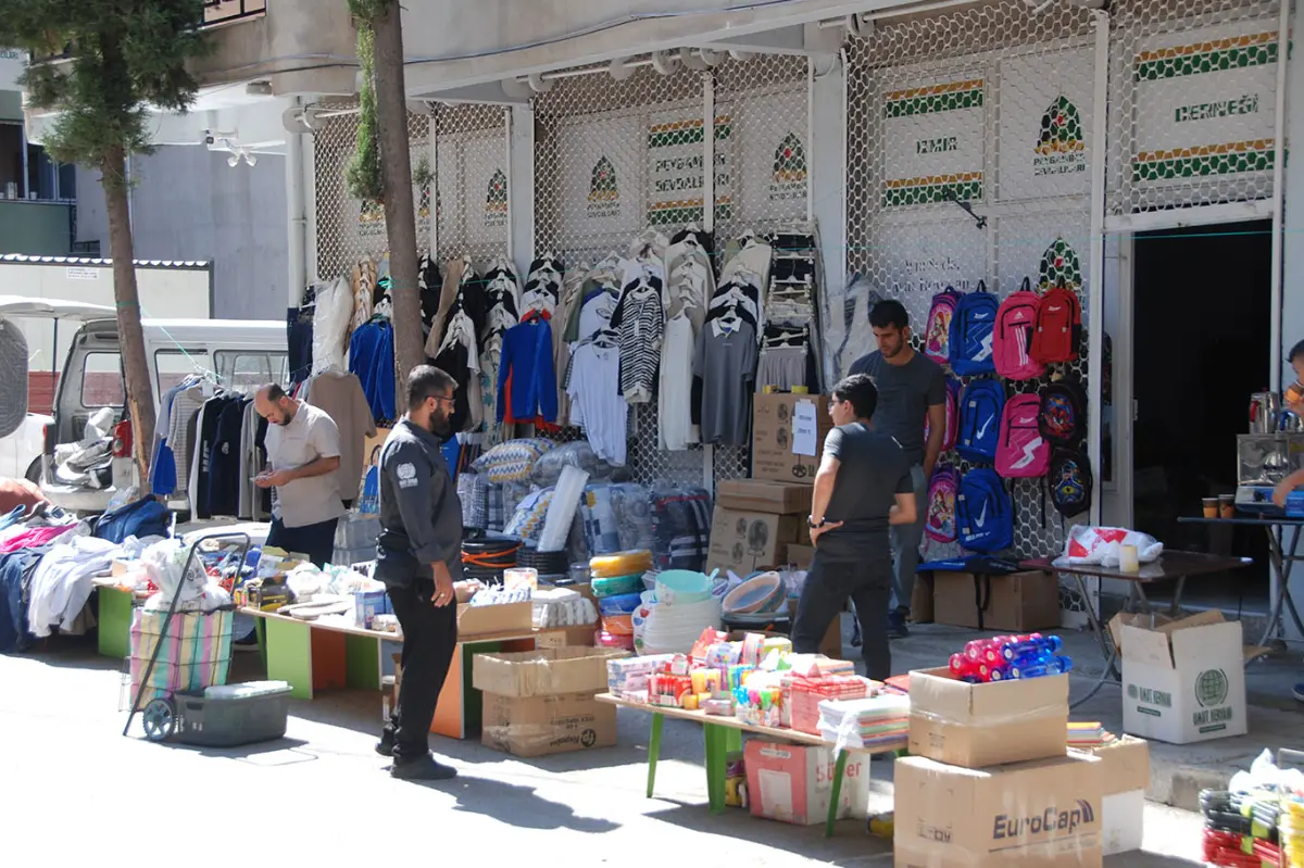 İzmir Umut Kervanı'ndan ihtiyaç sahipleri yararına kermes galeri görseli 5