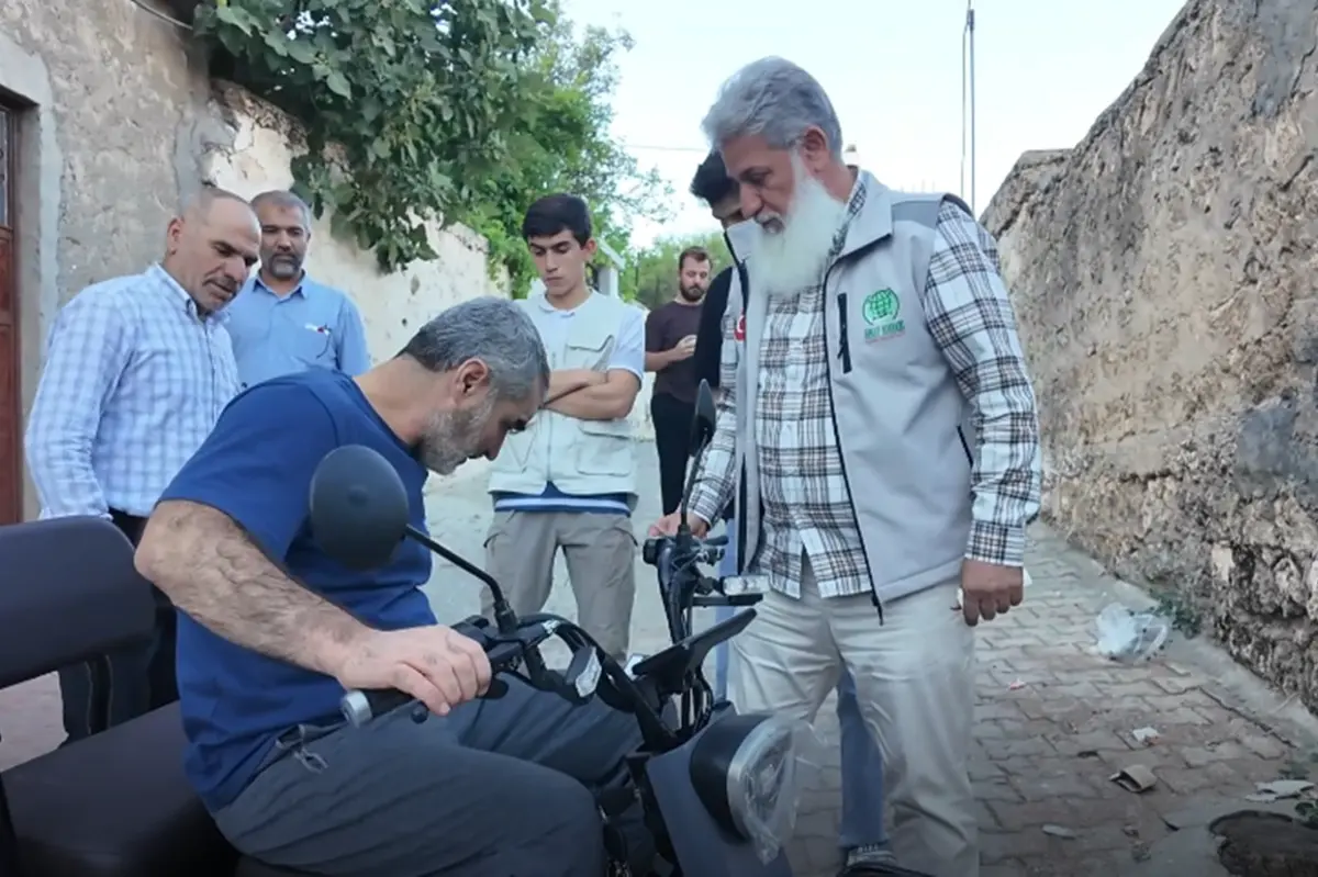 Umut Kervanından engelli vatandaşa akülü motosiklet desteği galeri görseli 3