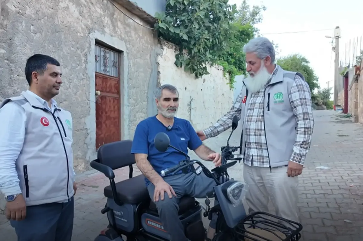 Umut Kervanından engelli vatandaşa akülü motosiklet desteği galeri görseli 2