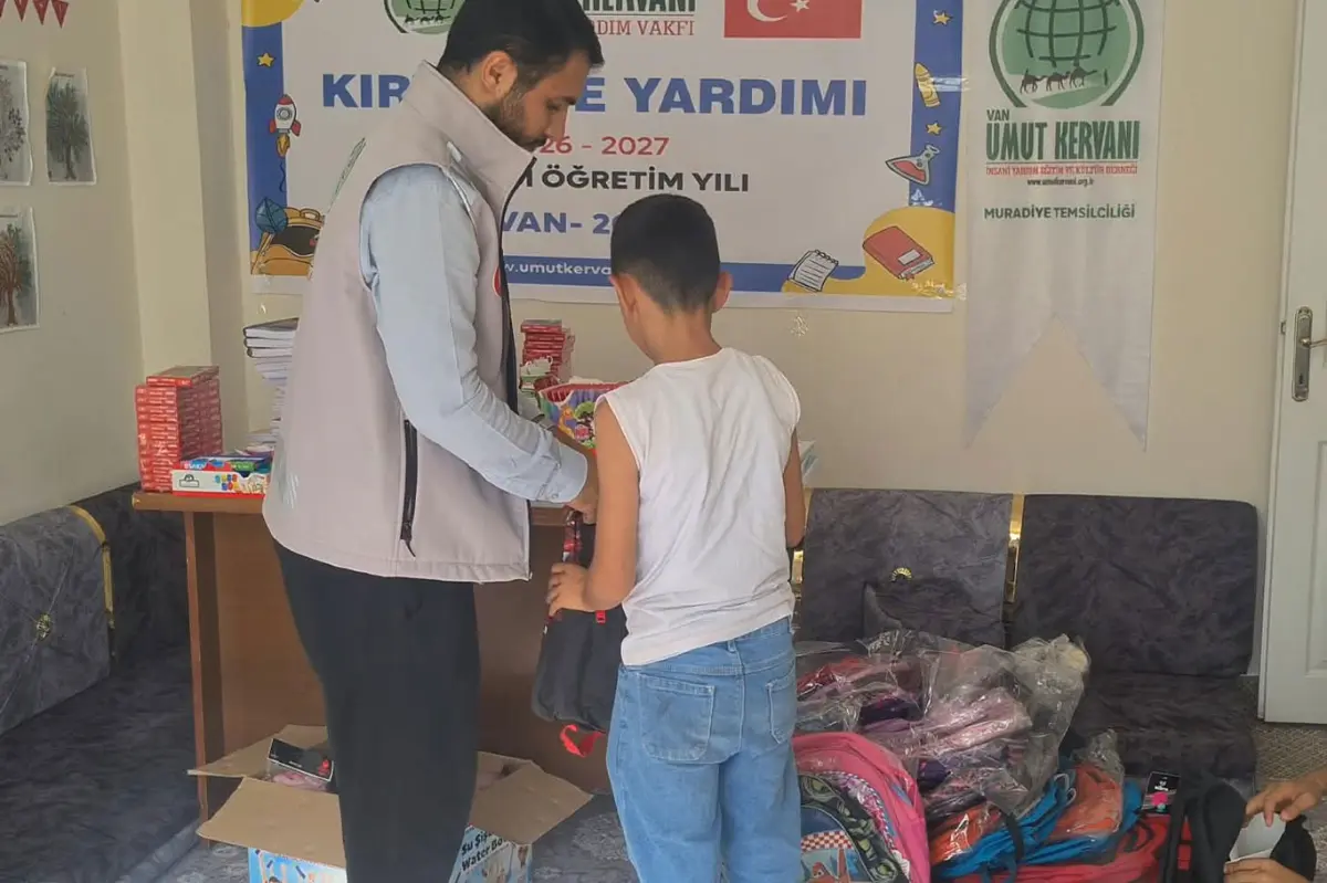 Van Umut Kervanı’ndan ihtiyaç sahibi öğrencilere kırtasiye yardımı galeri görseli 2