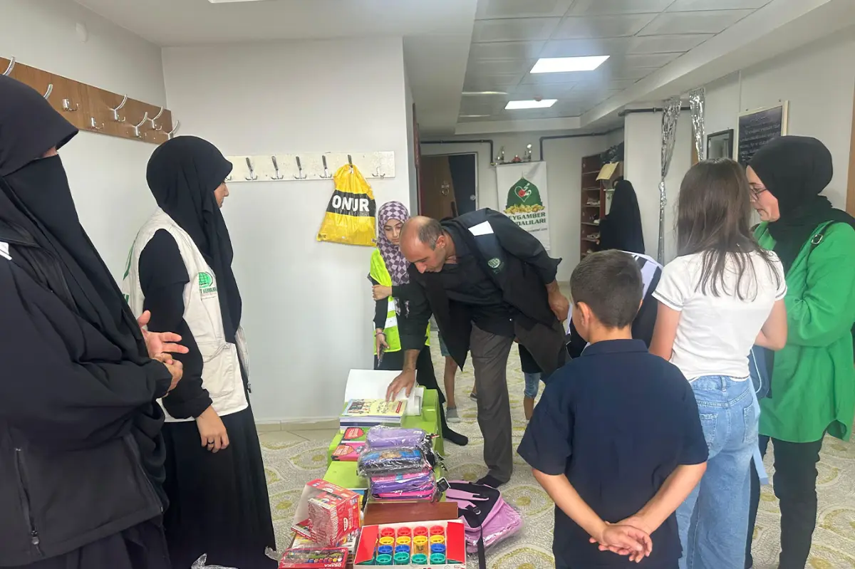 Van Umut Kervanı’ndan ihtiyaç sahibi öğrencilere kırtasiye yardımı galeri görseli 9