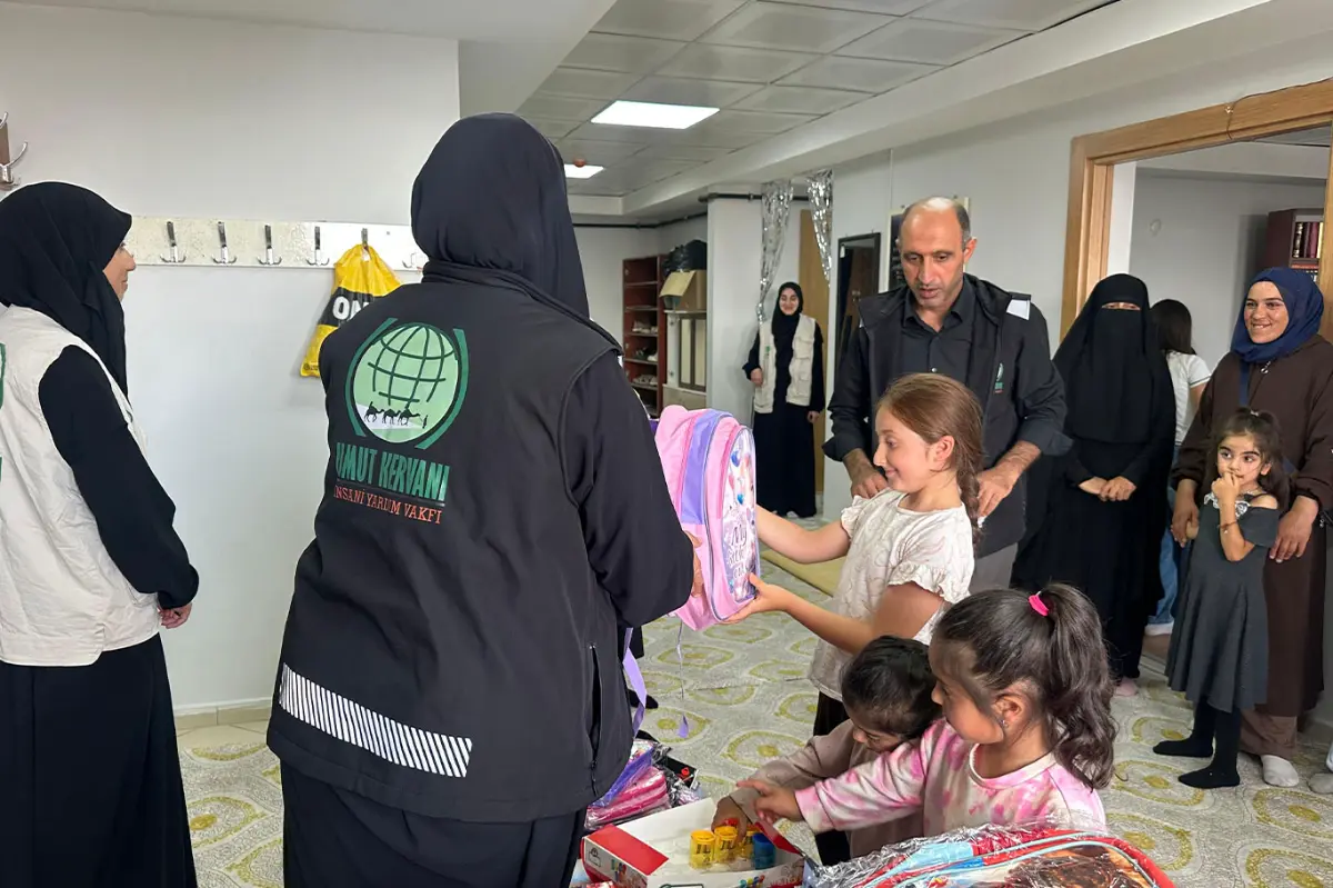 Van Umut Kervanı’ndan ihtiyaç sahibi öğrencilere kırtasiye yardımı galeri görseli 4