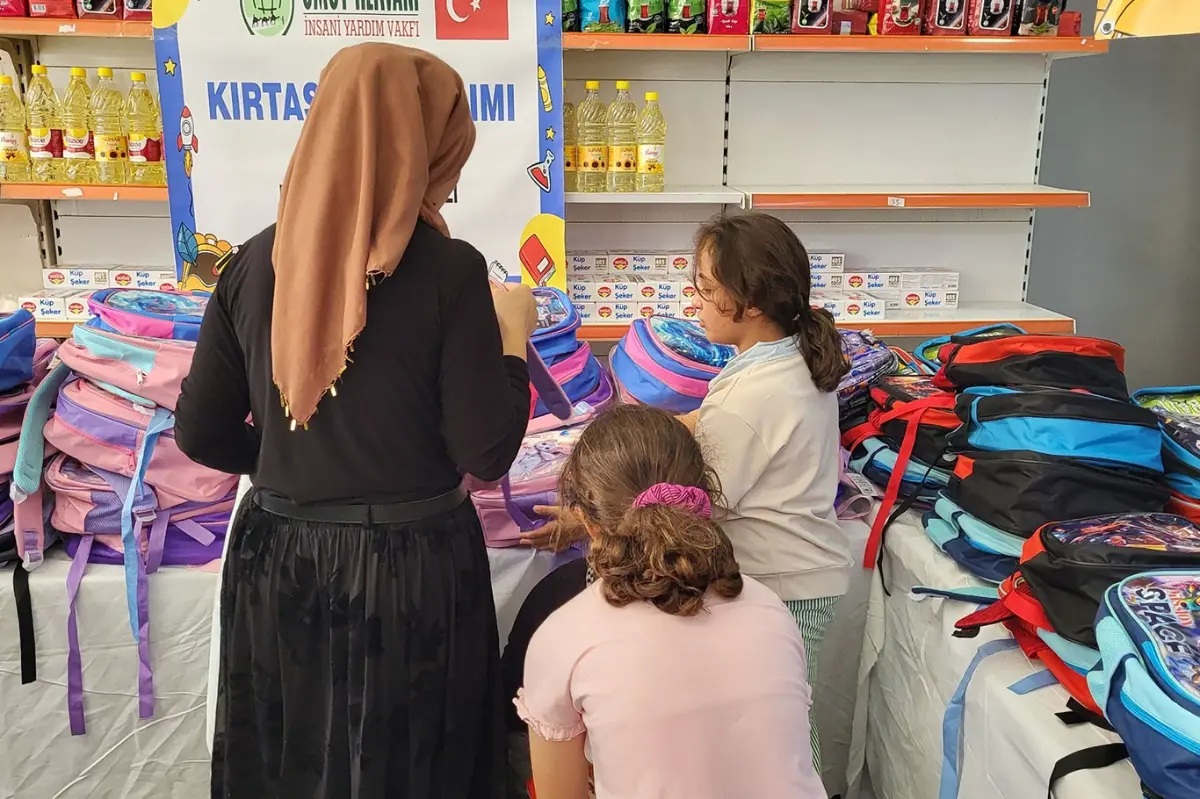 Van Umut Kervanı’ndan ihtiyaç sahibi öğrencilere kırtasiye yardımı galeri görseli 5