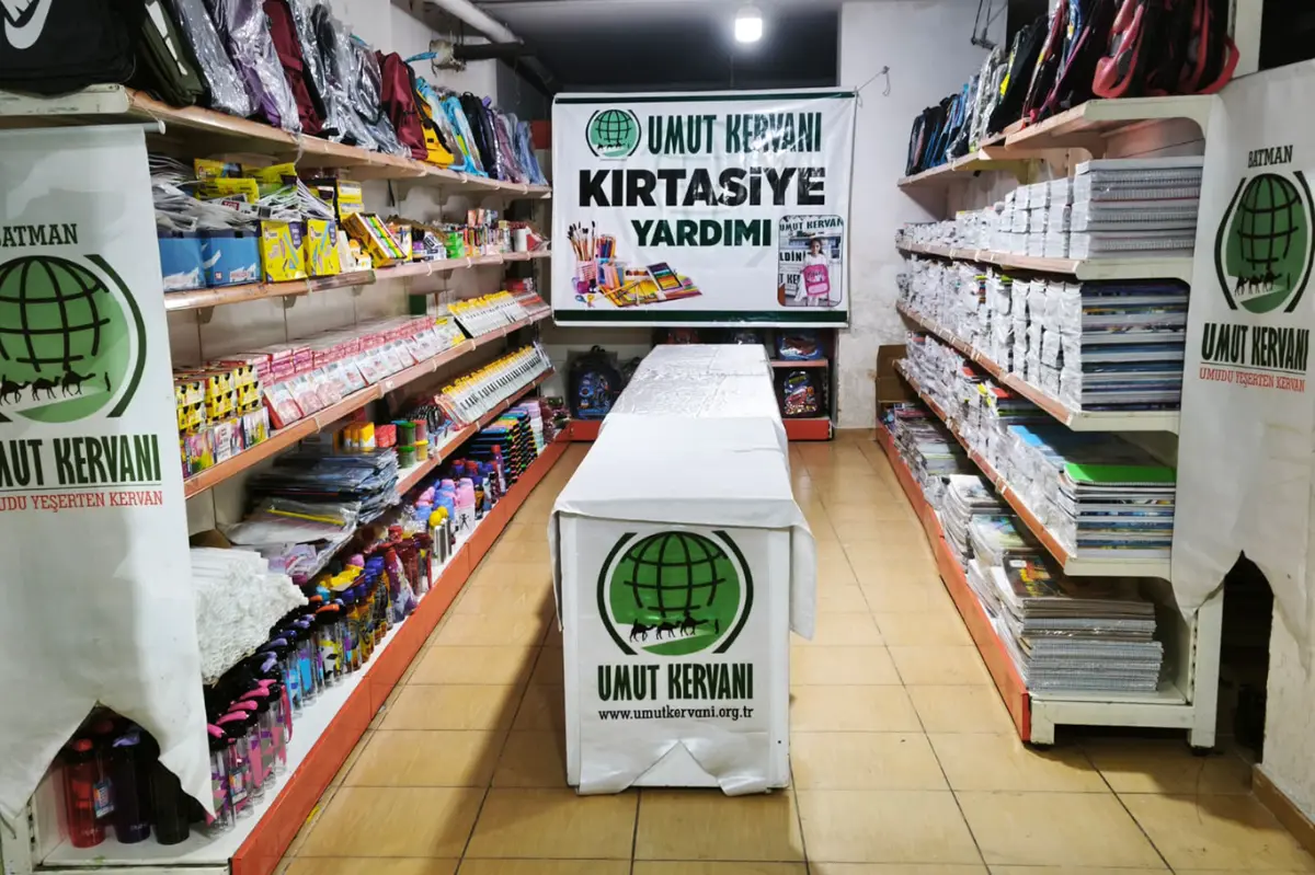 Umut Kervanı Batman'da 450 ihtiyaç sahibi aileye kırtasiye desteği sağladı galeri görseli 4