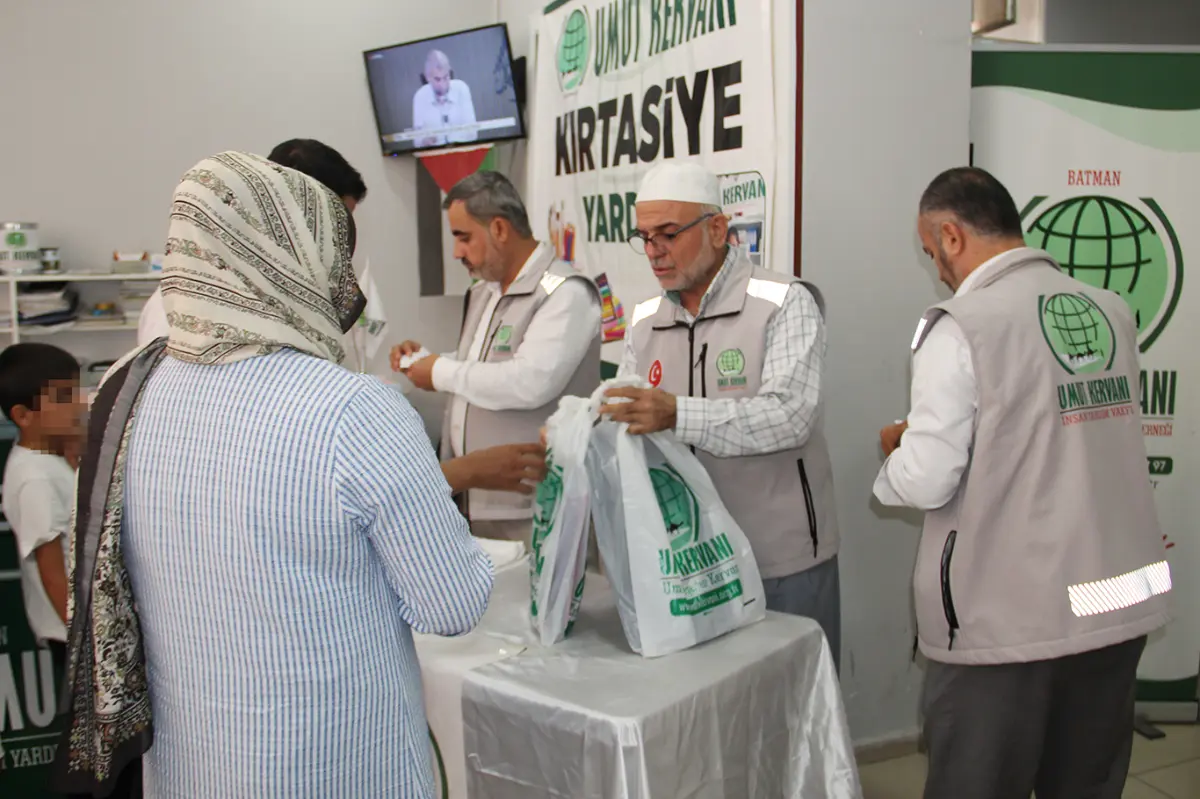Umut Kervanı Batman'da 450 ihtiyaç sahibi aileye kırtasiye desteği sağladı galeri görseli 2