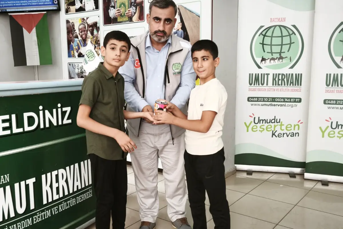 Batmanlı 2 kardeş harçlıklarını Gazze için bağışladı galeri görseli 1