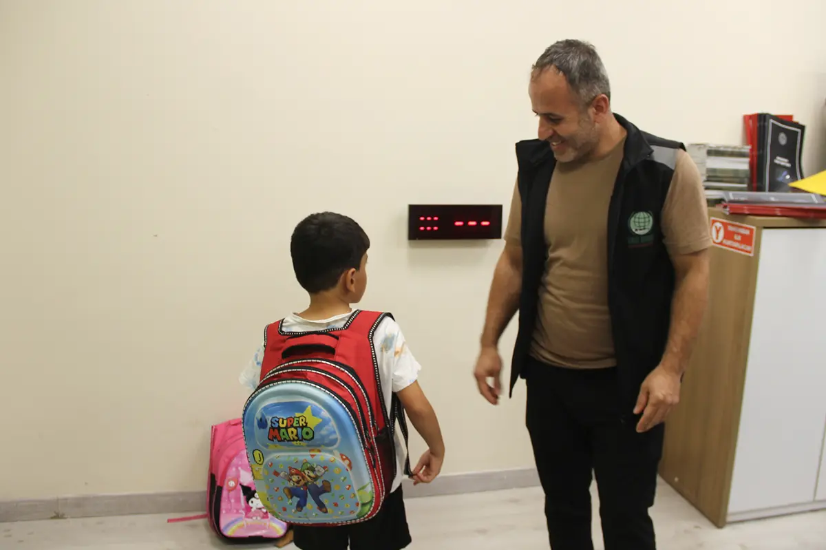 Umut Kervanı'ndan Cizre’de öğrencilere kırtasiye malzemesi yardımı galeri görseli 4