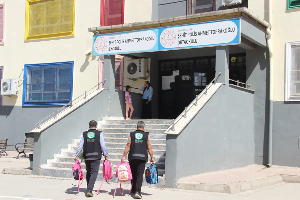 Umut Kervanı'ndan Cizre’de öğrencilere kırtasiye malzemesi yardımı galeri görseli 2
