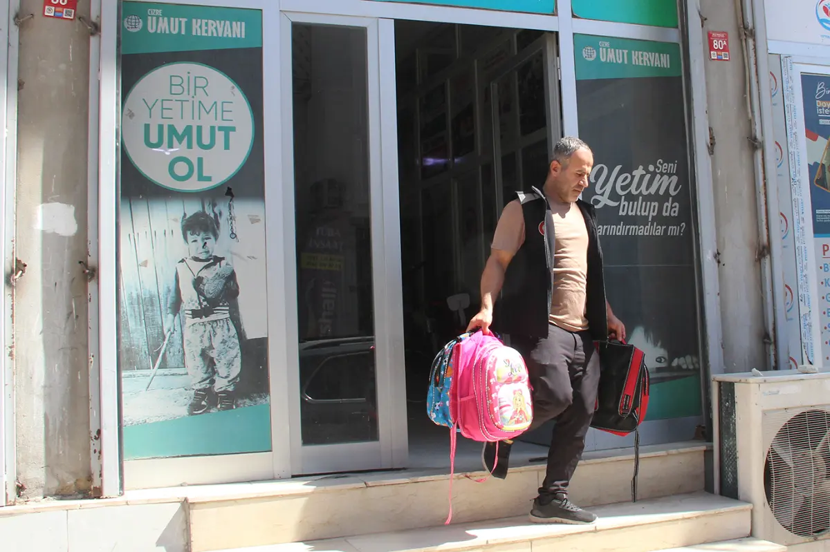 Umut Kervanı'ndan Cizre’de öğrencilere kırtasiye malzemesi yardımı galeri görseli 6