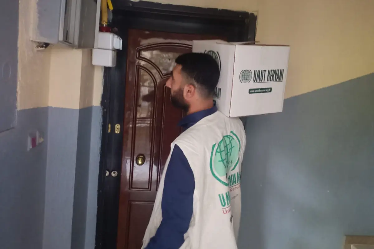 Umut Kervanı İzmir'den onlarca aileye gıda yardımı galeri görseli 1
