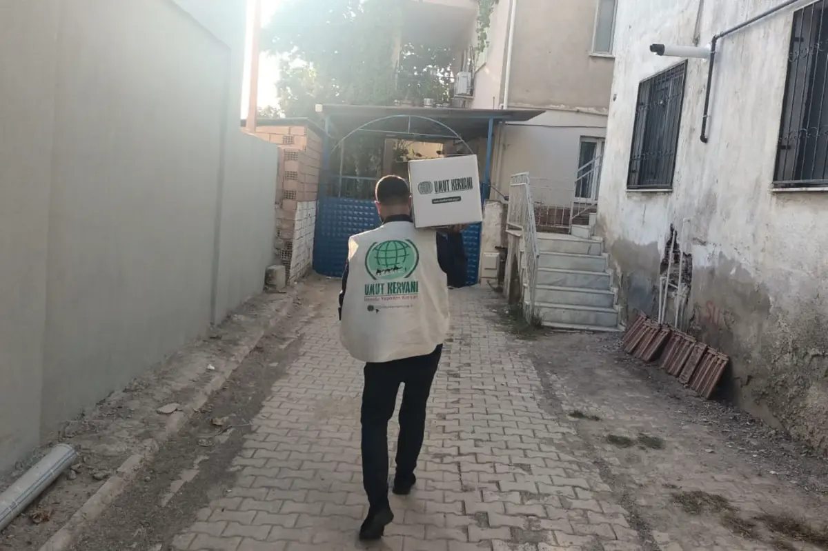 Umut Kervanı İzmir'den onlarca aileye gıda yardımı galeri görseli 8