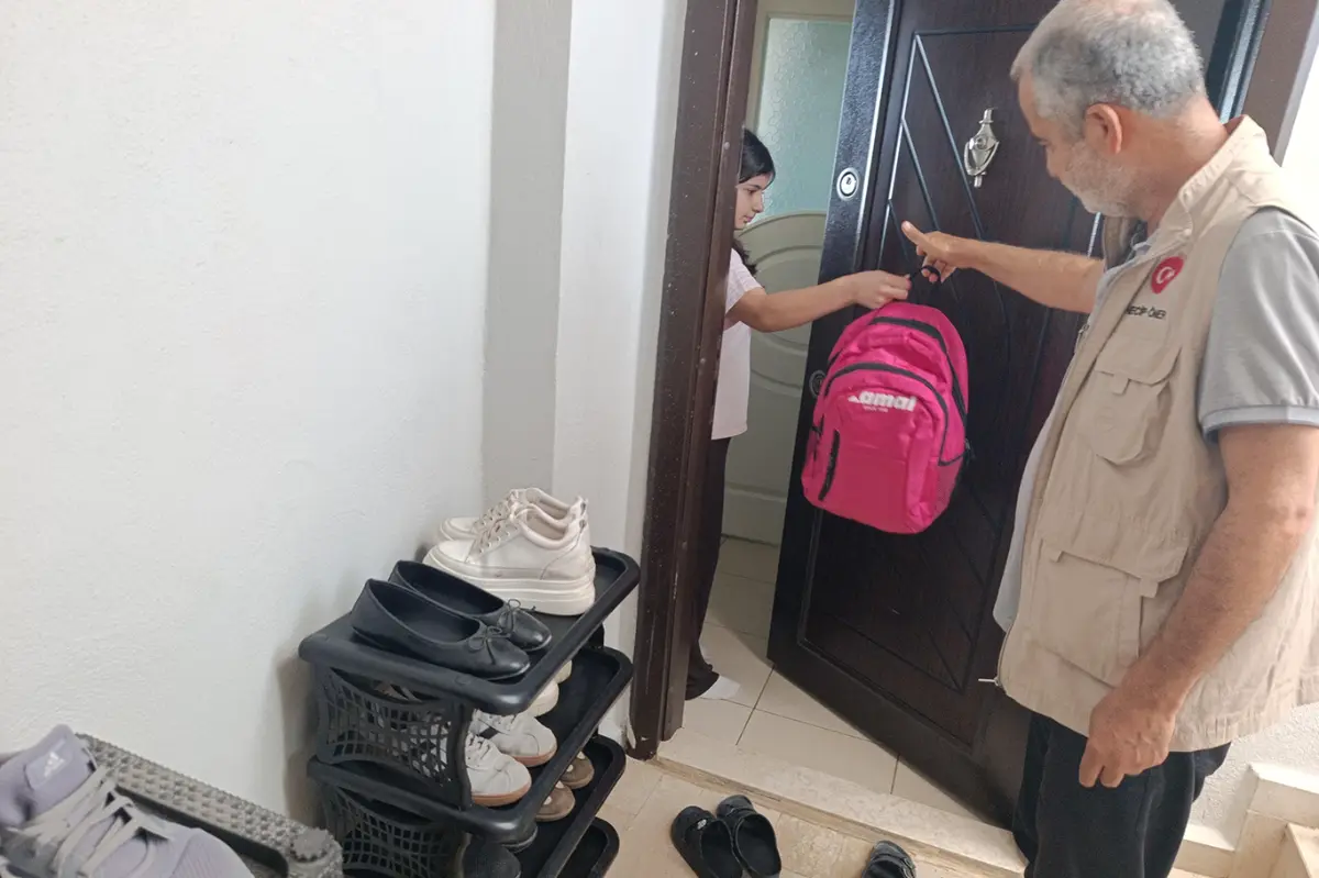 Umut Kervanı'ndan İskenderun’da ihtiyaç sahibi öğrencilere kırtasiye yardımı galeri görseli 6