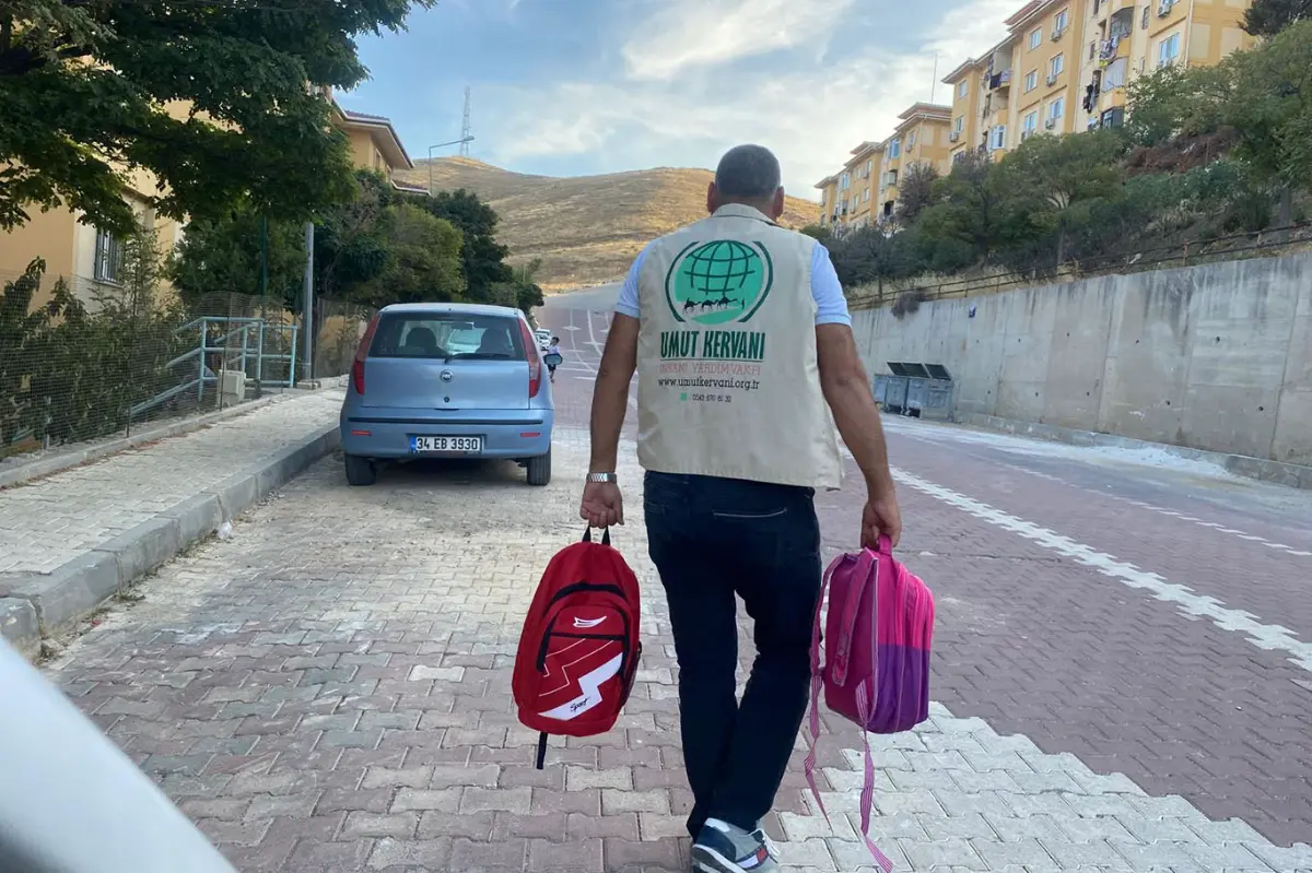 İzmir Umut Kervanı’ndan ihtiyaç sahibi öğrencilere kırtasiye desteği galeri görseli 2